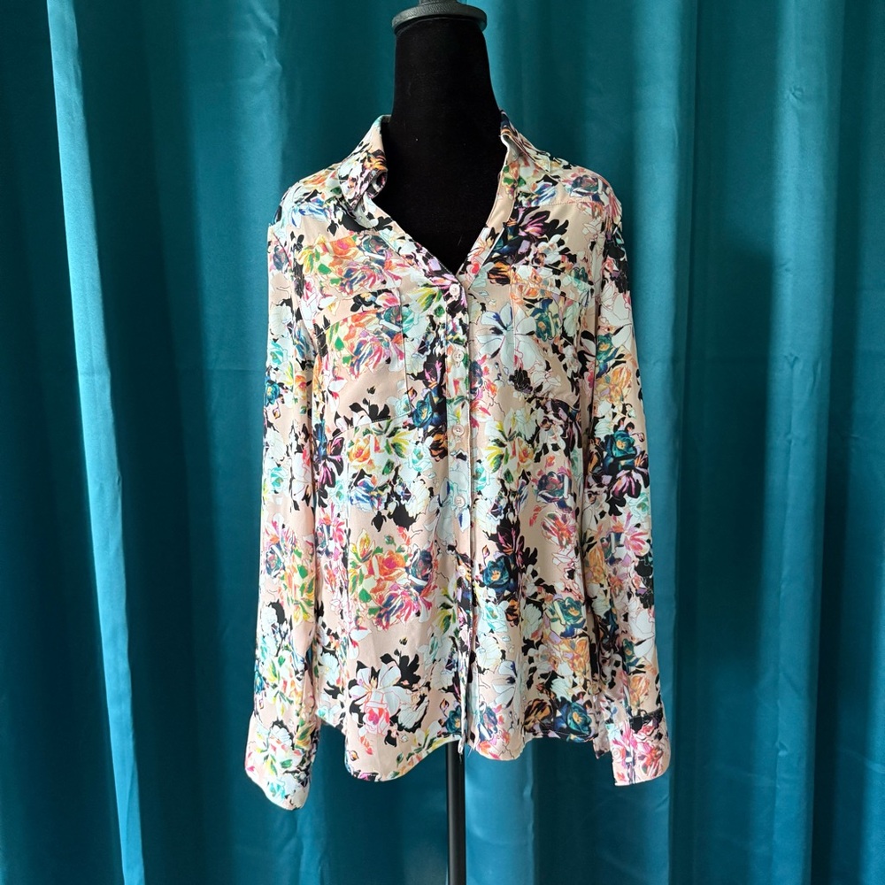 Beautiful Floral Print Express Portofino Blouse. Size small.